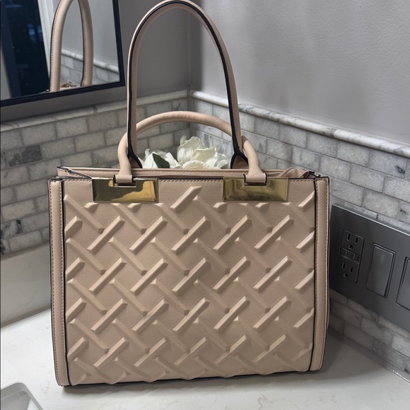 Elegant Cream Handbag with Black Charm - Picture 2 of 5